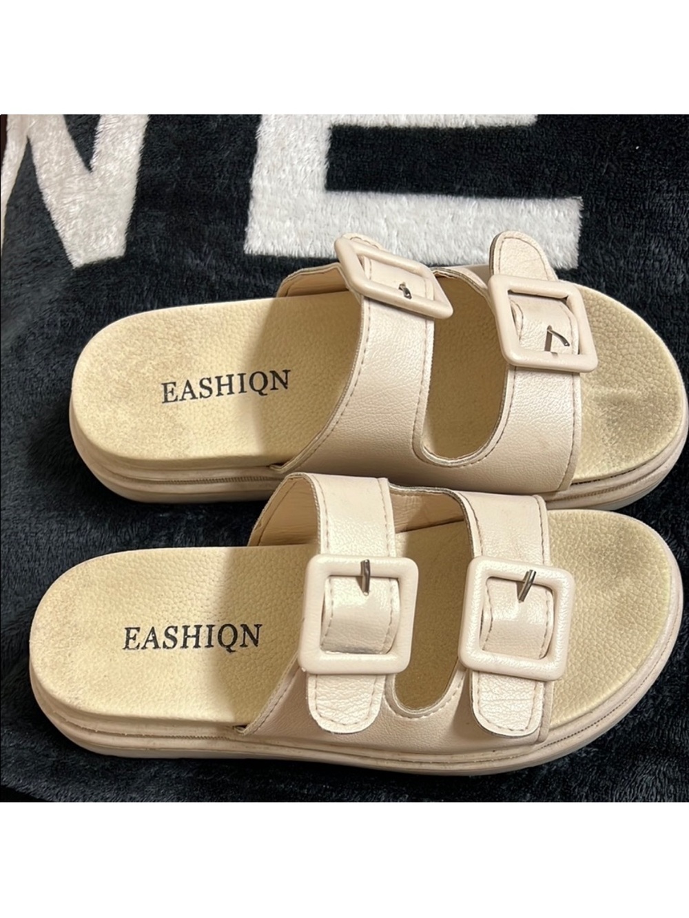 Unbranded • Women’s Size 35 (5) • Cream Double-Buckle Slide Sandals - Picture 2 of 7